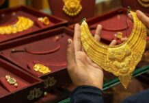Gold prices fall by Rs1,800 per tola
