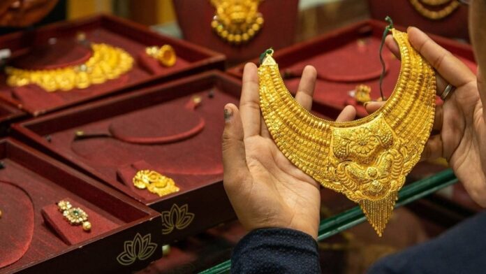 gold-prices-in-pakistan-extend-gains-hit-rs493-962-per-tola_1777288576-b.jpg