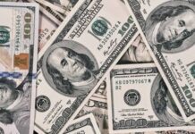 Dollar Set for Weekly Decline as Fed Rate Hike Bets Ease
